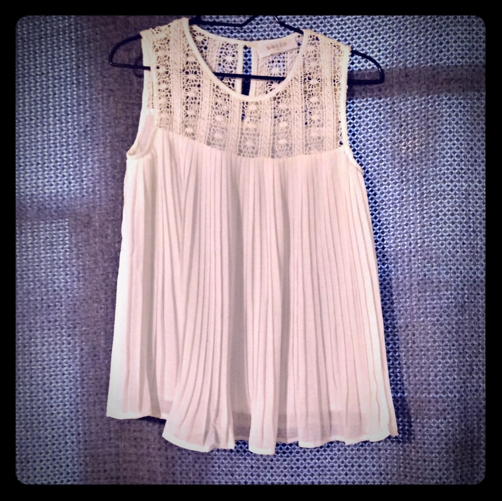 Cream / flowy top